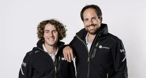 Le duo avant le départ (Basile, sourire crispé, est à droite).