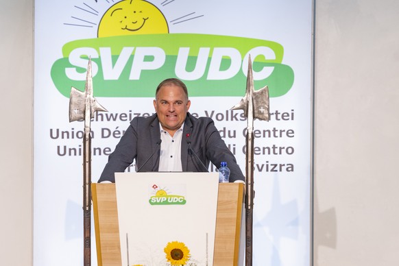 Der Praesiedent der SVP Schweiz, Marcel Dettling bei einer Rede, anlaesslich der Delegiertenversammlung der SVP Schweiz vom Samstag, 22. August 2026 in der Waldmannhalle in Baar. (KEYSTONE/Urs Flueele ...
