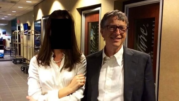 Photo tirée des dossiers Epstein: Bill Gates aux côtés d’une jeune femme.