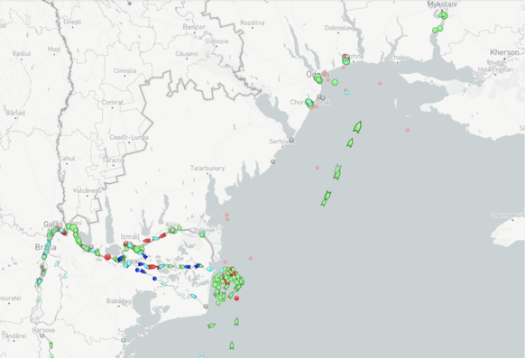 À l&#039;embouchure du Danube, des dizaines de navires attendent de pouvoir charger leur marchandise dans les ports de Izmail, Reni ou Kilia, tandis que quelques rares navires quittent les ports ukrai ...