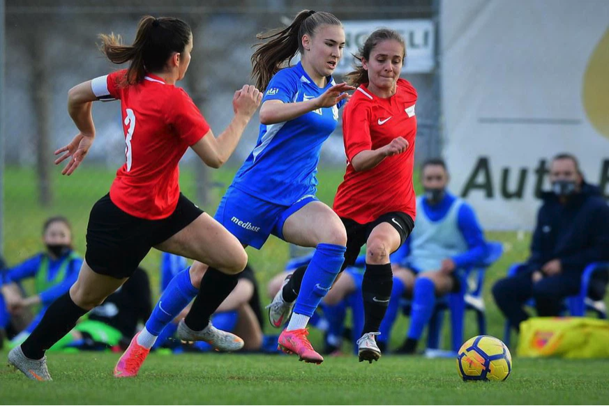 Alena Bienz n'a que 18 ans, mais suscite déjà un fort intérêt dans le football féminin suisse.