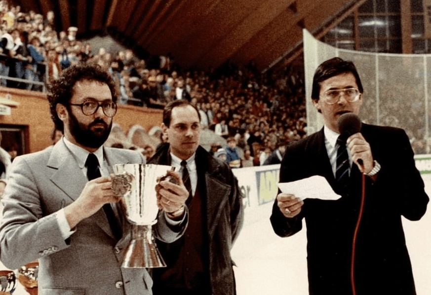 Une cérémonie de remise des prix en 1985. De gauche à droite: le Landammann de Davos Luzi Schmid, le sponsor de l'événement Mr Spengler (de la maison Spengler, aujourd'hui disparue) et Putz Gfeller.