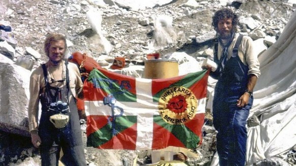 Martín Zabaleta subió la montaña cargando una ikurriña con el emblema de ETA., Etarras. Banderas de ETA