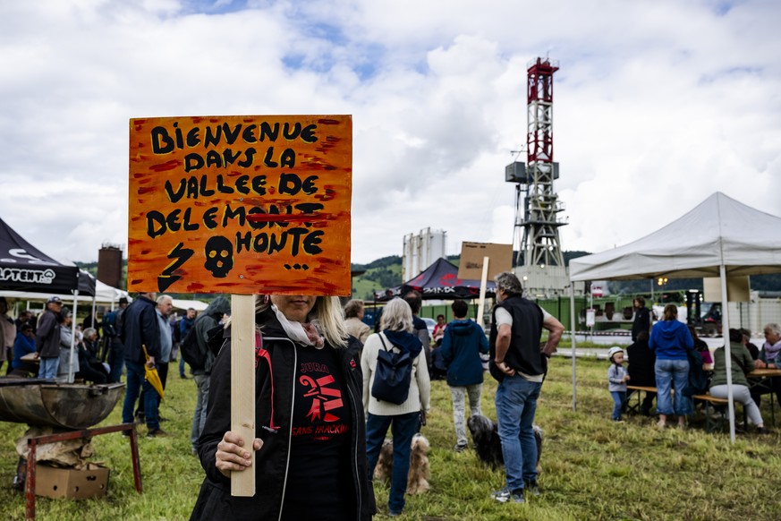 Des personnes manifestent contre le projet de geothermie profonde a Haute-Sorne le vendredi 24 mai 2024 a Glovelier. Le canton du Jura a donne son aval au demarrage des travaux de forage du projet de  ...