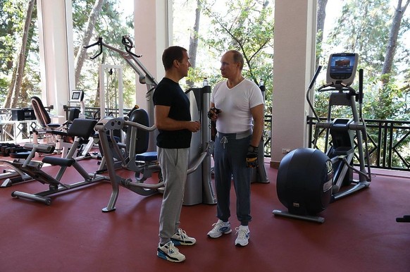 Vladimir Poutine et son premier ministre, Dmitri Medvedev, en jogging et séance d'entraînement, dans la salle de sport de la résidence présidentielle de Sotchi.