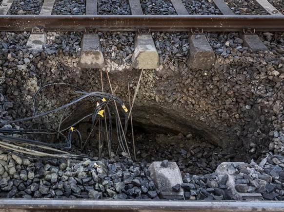 Une vue sur un trou de la ligne CFF/SBB entre Lausanne et Geneve suite a un affaissement survenu en bordure de voie le mercredi 10 novembre 2021 a Tolochenaz. La ligne CFF entre Lausanne et Geneve est ...