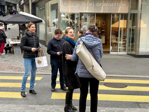 Mathilde Maillard (au premier plan) et Marlène Bérard en campagne dans les rues de Lausanne