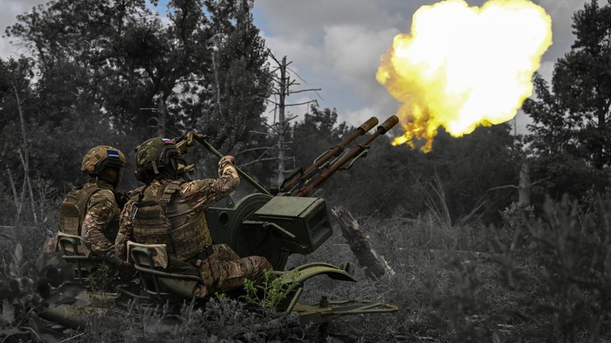 Des militaires russe du district militaire central tirent avec le canon antiaérien ZU-23-2 sur une cible aérienne dans le secteur d&#039;Avdiivka, en Ukraine, le 6 août 2024.