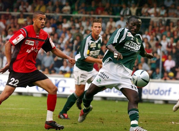 St. Gallens Alex Tachie Mensah, rechts, kaempft um den Ball mit Xamax Mounir Soufiani, links, im Super League Fussballspiel FC St. Gallen gegen Neuchatel Xamax, am Samstag, 7. August 2004, im Stadion  ...