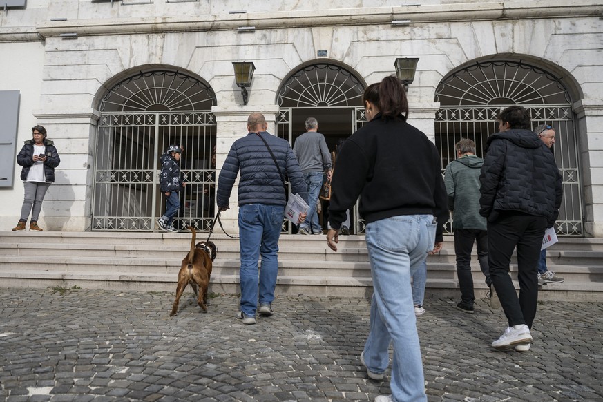 Les electrices et electeurs s'approchent du bureau de vote le jour des elections au Gouvernement et au Parlement jurassiens, dimanche, 19 octobre 2025 a l'Hotel de Ville a Moutier. Des le 1e ...