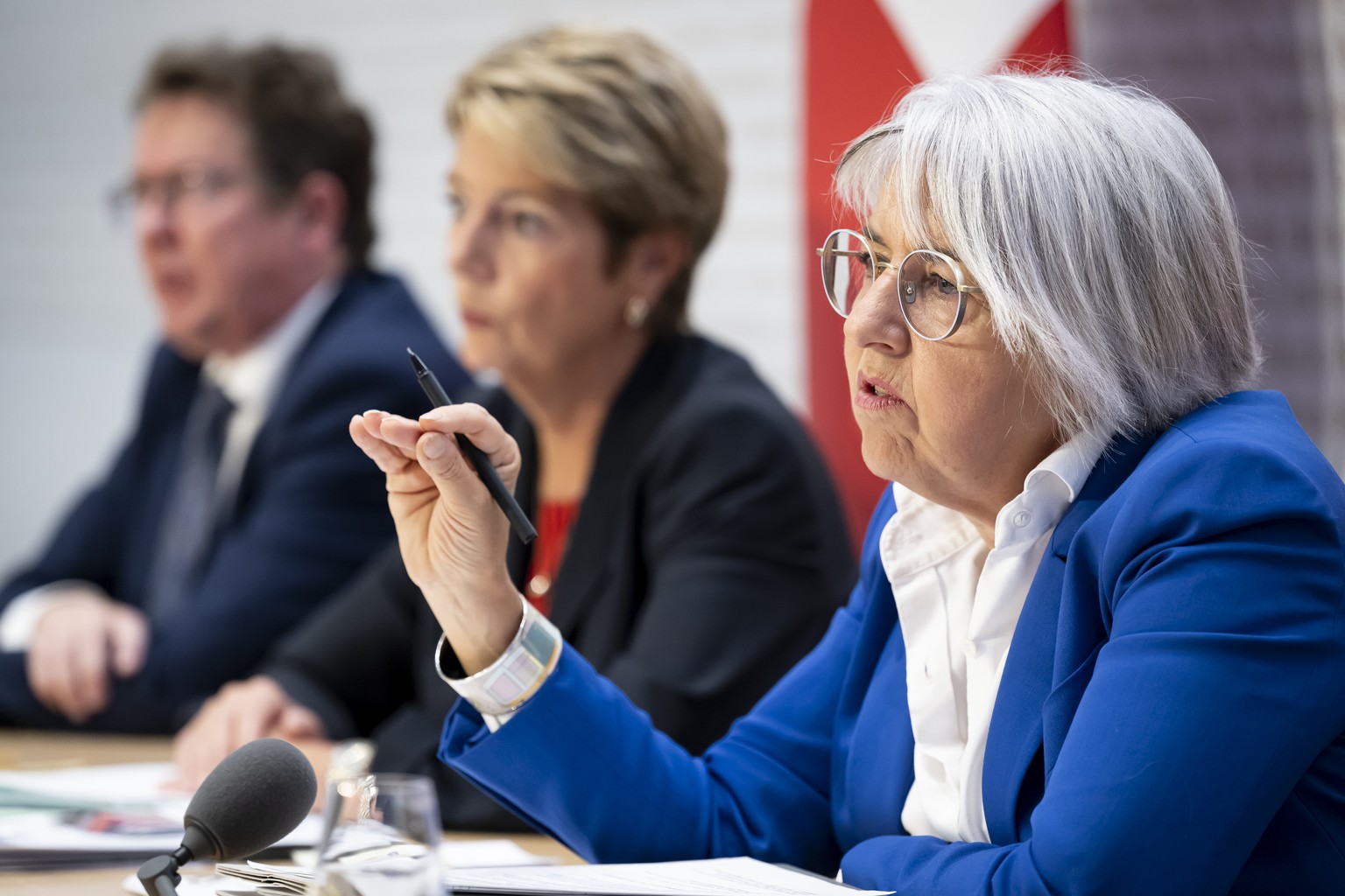 Bundesraetin Elisabeth Baume-Schneider, rechts, spricht neben Bundesraetin Karin Keller-Sutter, Mitte, und Bundesrat Albert Roesti, links, an einer Medienkonferenz zum Entlastungsprogramm fuer den Bun ...