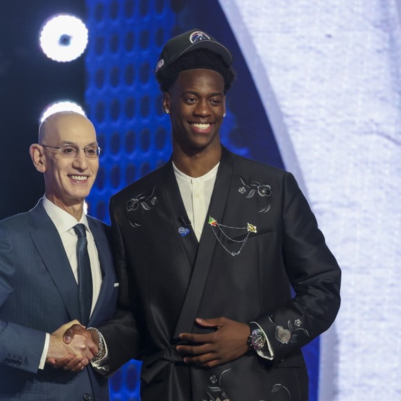 AJ Dybantsa (à droite) pose avec le patron de la NBA Adam Silver.