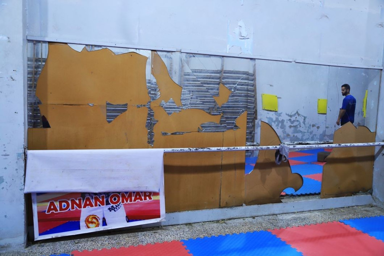 A‘mer Samsoum lors d'un entraînement dans la salle qu'il a aménagée au centre d'Idlib, en Syrie, le 28 juin 2022.