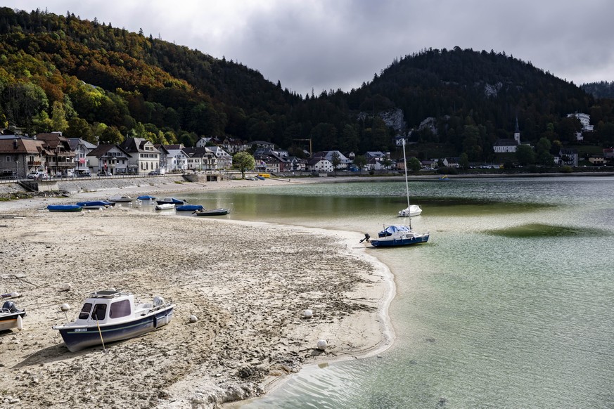KEYPIX - Une vue du niveau du lac de Joux anormalement bas avec des bateaux echoues sur le rivage le vendredi 2 octobre 2026 vers Le Pont a la Vallee de Joux. Les cours d'eau souffrent de la sech ...