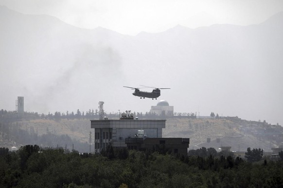 Un hélicoptère américain Chinook au-dessus de l'ambassade des Etats-Unis. Kaboul, 15 août 2021