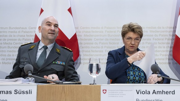 Thomas Suessli, Chef der Armee, links, und Bundesraetin Viola Amherd, sprechen an einer Medienkonferenz zum aktuellen Stand von Top- und Schluesselprojekten im VBS, am Freitag, 31. Januar 2025, in Ber ...