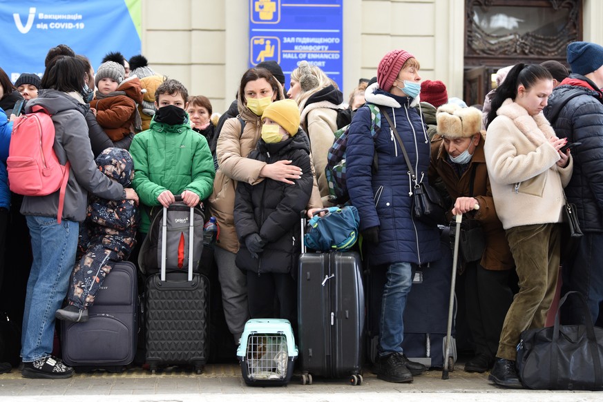 Des Ukrainiens en gare de Lviv attendent le train qui les emmènera en Pologne, 26 février 2022. 