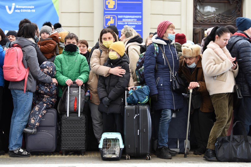 Des Ukrainiens en gare de Lviv attendent le train qui les emmènera en Pologne, 26 février 2022.