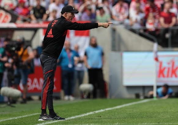 epa10657585 Munich head coach Thomas Tuchel gestures during the German Bundesliga soccer match between 1.FC Cologne and FC Bayern Munich, in Cologne, Germany, 27 May 2023. EPA/ANNA SZILAGYI CONDITIONS ...