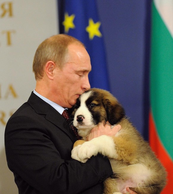 Son amour des chiens est tel qu'il en a également reçu un du Premier ministre bulgare, Boyko Borisov, en 2010. Son nom: «Buffy».