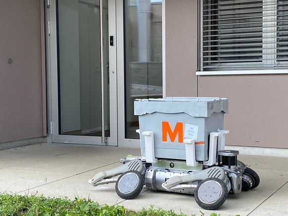 La Poste suisse explore de nouvelles pistes pour soulager ses équipes face à l’explosion du commerce en ligne. En collaboration avec Migros Online et la start-up zurichoise RIVR, elle mène actuellemen ...