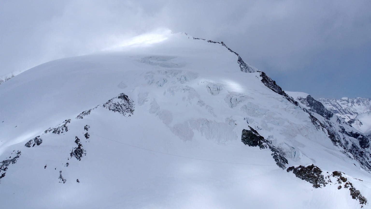 HANDOUT - 14 Skitourenfahrer sind am Sonntag, 29. April 2018 oberhalb von Arolla VS, in der Region &amp;quot;Pigne d&amp;#039;Arolla&amp;quot;, in eine Schlechtwetterfront geraten und mussten die Nach ...