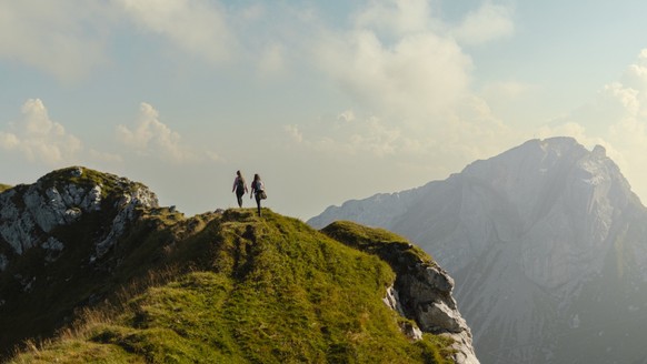 Two women hiking Pilatus the easy way – discovering the 6 peaks