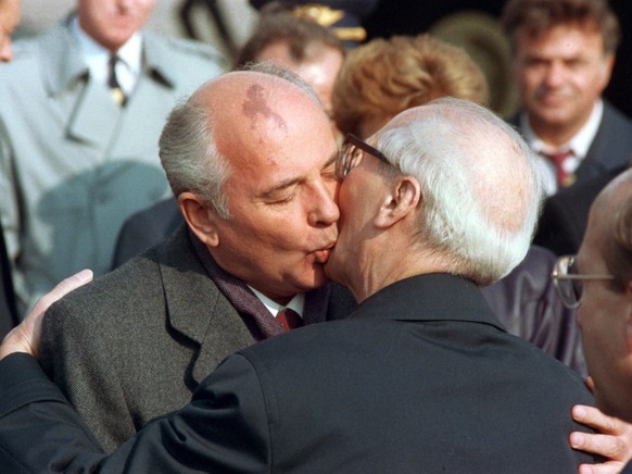 Parmi les moments forts de Mikha�l Gorbatchev, on compte le c�l�brissime baiser �chang� avec le dirigeant de l&#039;Allemagne de l&#039;Est Erich Honecker en 1989 quelques semaines avant la chute du m ...