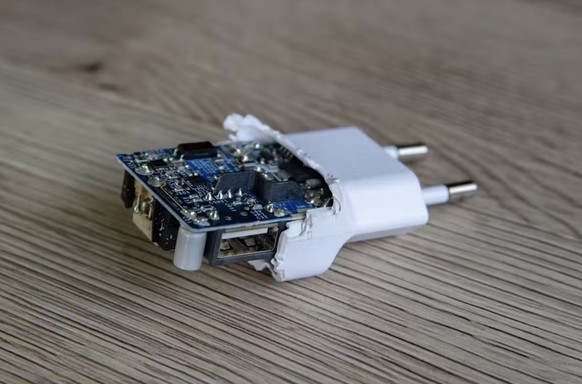 Les chargeurs ont plusieurs composants électriques pour convertir le courant alternatif en courant continu que la batterie peut utiliser.