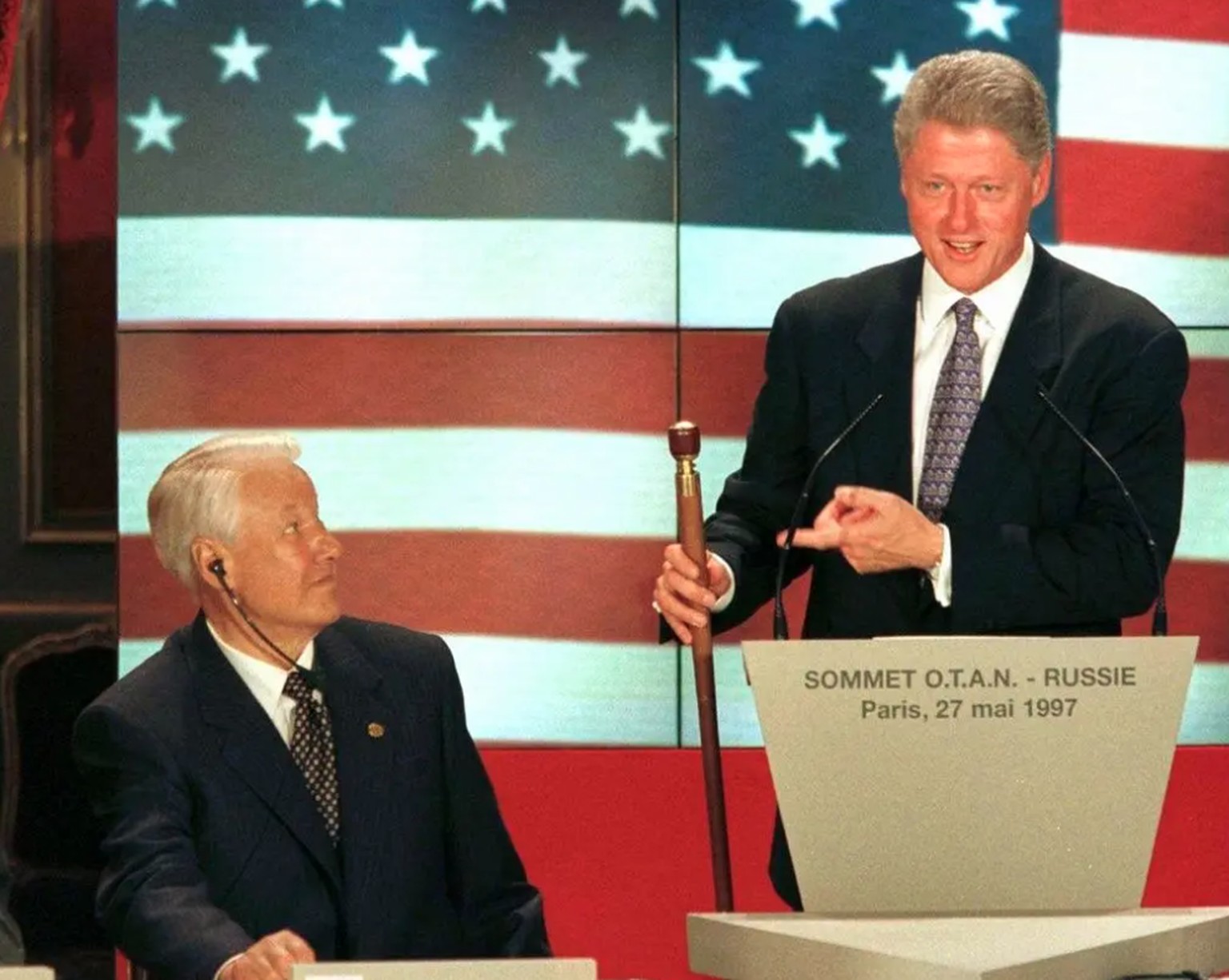 Le président américain Bill Clinton (à droite) avec le président russe Boris Eltsine lors du sommet d&#039;approbation de l&#039;Acte fondateur OTAN-Russie le 27 mai 1997 à Paris.