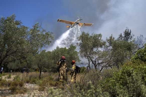 Les pompiers tentent toujours de circonscrire le feu qui ravage l&#039;île de Rhodes.