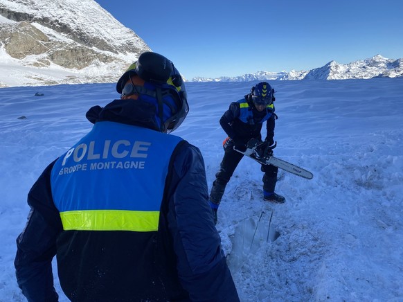 La police valaisanne sur le glacier de Corbassière, ce lundi.