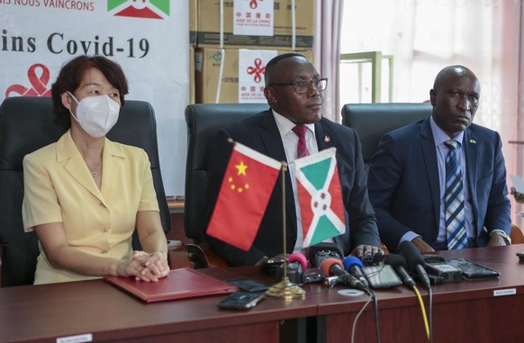 Le ministre de la santé du Burundi, le dr. Thaddee Ndikumana, au centre, entouré du Ministre de l'intérieur Gervais Ndirakobuca et de l'ambassadrice de Chine, Zhao Jiangping, jeudi 14 octobre.