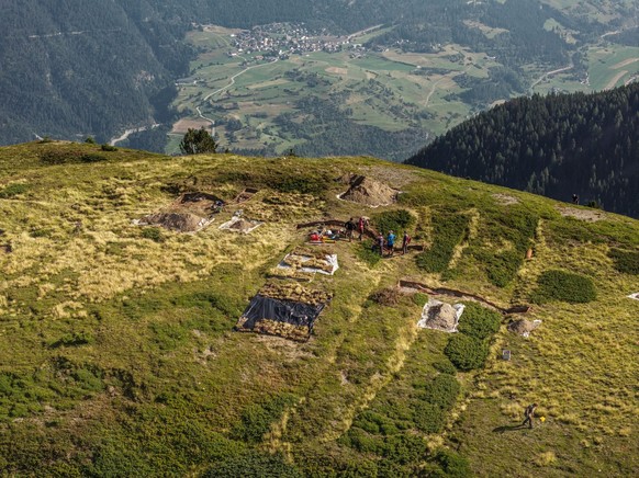 Le camp militaire était fortifié par trois fossés et un mur. Il a été découvert par un bénévole, aux Grisons, qui a utilisé les modèles de terrain de Swisstopo, activés depuis l&#039;été 2023.