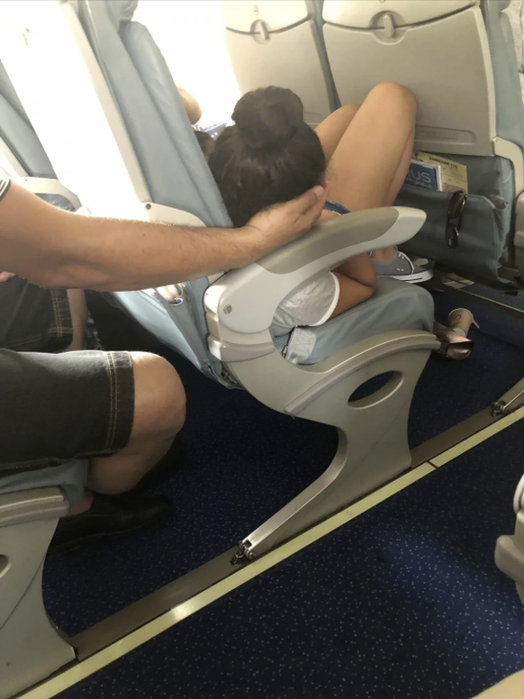 Schlafen im Flieger: Lustige Positionen