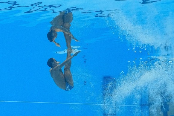 L'Espagnol Fernando Diaz del Rio devient le premier homme champion du monde de natation artistique, à Fukuoka au Japon.