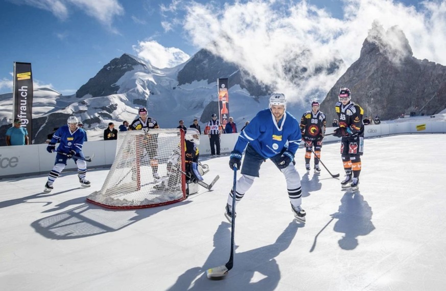 L’été dernier, Glice avait installé une patinoire artificielle en haute altitude, foulée par les joueurs du CP Berne ainsi que par les stars de la NHL Nino Niederreiter et Nico Hischier.