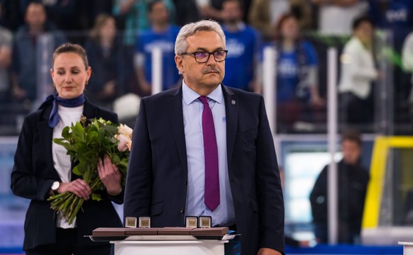 Zug, Schweiz - 1. Mai 2022: Willi V�gtlin, Leiter Spielbetrieb National League steht bei der Zeremonie bereit. Vor ihm liegt die Auszeichnung f�r die vier Schiedsrichter bereit. Eishockey *** Zug, Swi ...
