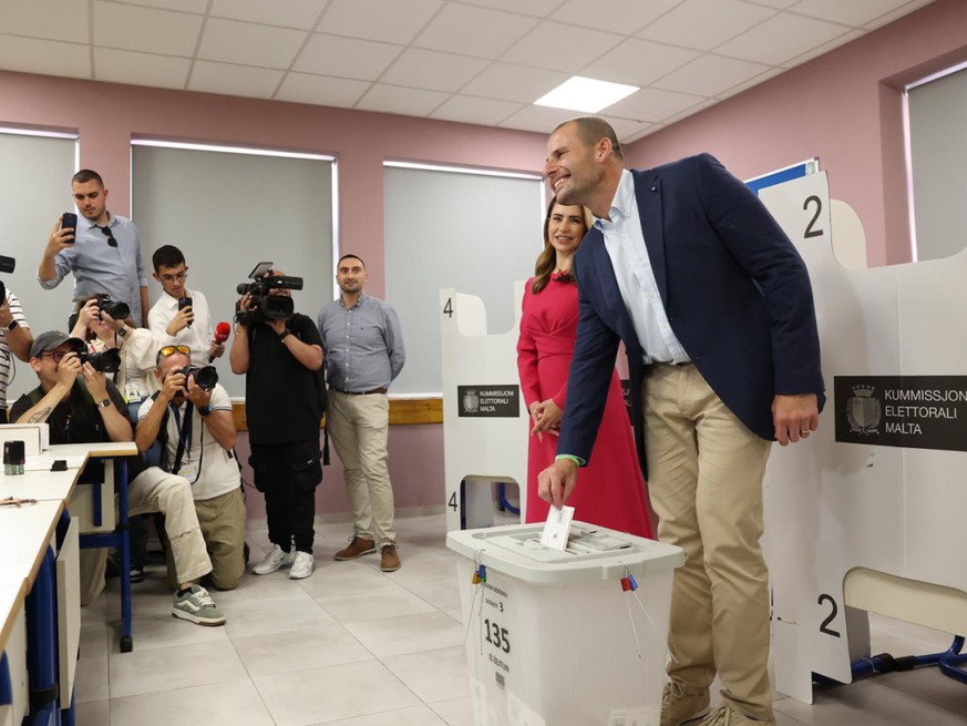 Le premier ministre maltais Robert Abela a voté avec son épouse Lydia. Il obtient un nouveau mandat à la tête du gouvernement.