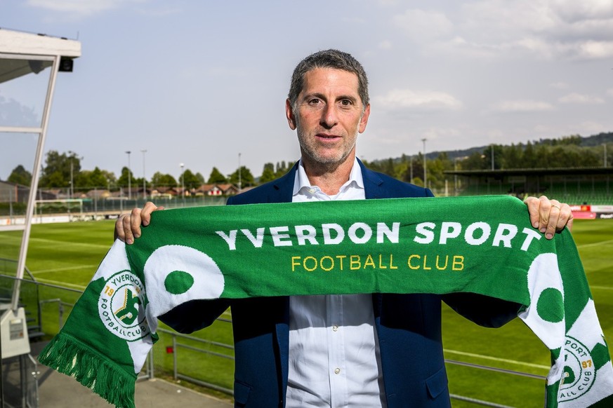 Jeffrey Saunders le nouveau president du club de football Yverdon Sport FC pose devant le stade Municipal lors d&#039;une conference de presse le jeudi 29 juin 2023 a Yverdon (KEYSTONE/Jean-Christophe ...