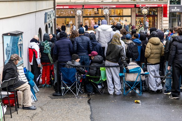 Customers queue to buy the new Royal Pop watch by Swatch and Audemars Piguet, in Geneva, Switzerland, Saturday, May 16, 2026. (Salvatore Di Nolfi/Keystone via AP)
Switzerland Royal Pop Watch