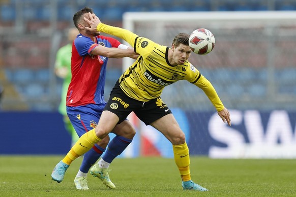 YBs Cedric Itten, rechts, und Basels Taulant Xhaka in Aktion, im Super League Spiel zwischen dem FC Basel 1893 und dem BSC Young Boys Bern, im Stadion St. Jakob-Park in Basel, am Sonntag, 16. April 20 ...