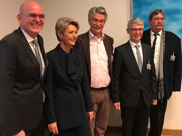 Karin Keller-Suter avec son mari Morten (à gauche) et ses trois frères après son élection au Conseil fédéral. Jesy Sutter est tout à droite.