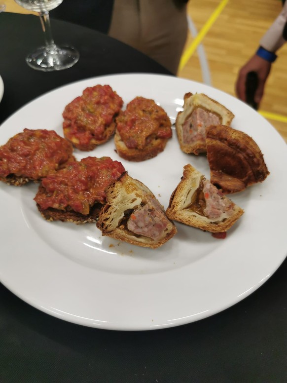 Woohoo, c'est la fête! Qui veut du pâté?