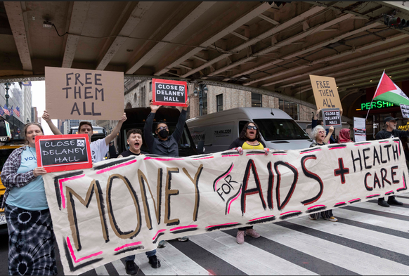 Des Américains manifestent ici contre le «One Big Beautiful Bill Act» de Donald Trump, jugé responsable de coupes importantes dans l'assurance santé et les aides sociales.