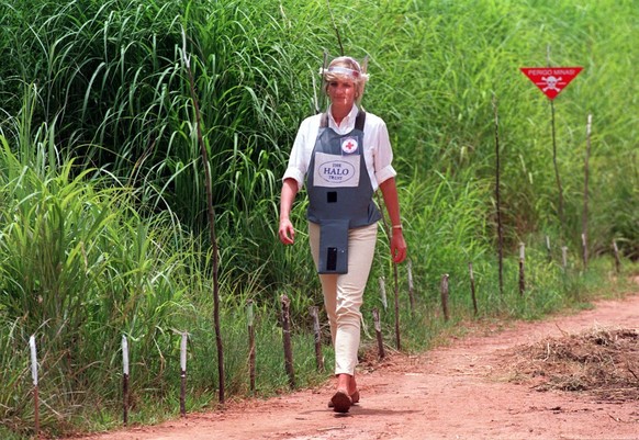 PA NEWS : 15/1/97 : DIANA, PRINCESS OF WALES, WEARS A PROTECTIVE JACKET AS SHE WALKS NEXT TO THE EDGE OF A MINEFIELD IN ANGOLA, DURING HER VISIT TO SEE THE WORK OF THE BRITISH RED CROSS. (PHOTO BY JOH ...