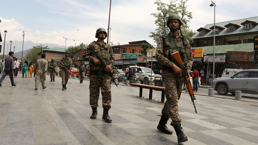epa12050789 Indian paramilitary soldiers patrol a street in Srinagar, India, 24 April 2025. Protests by locals continued for a second day in Kashmir against the killing of 26 people, attacked by gunme ...