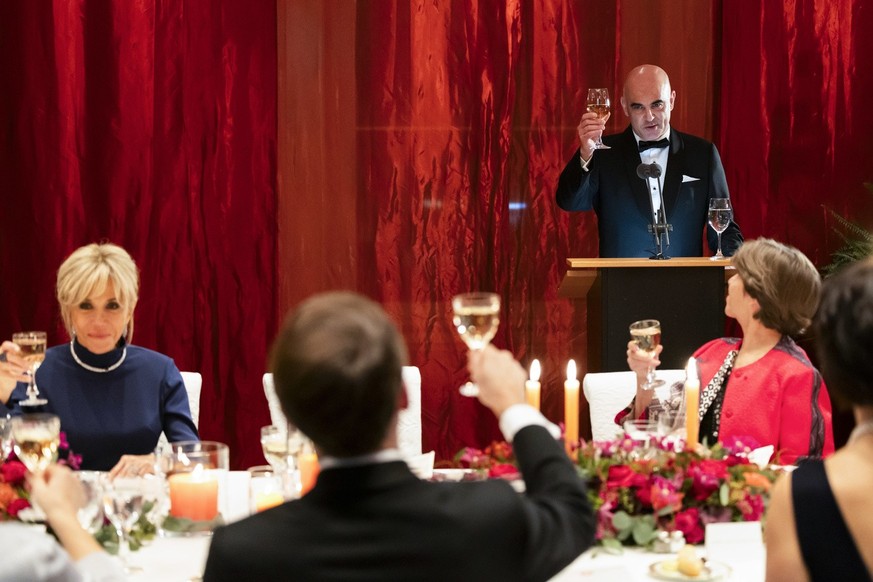 Swiss Federal President Alain Berset, back right, delivers a speech at the state dinner hosted in honor of French President and his wife by the Federal Council in Bern, Switzerland, Wednesday, Novembe ...