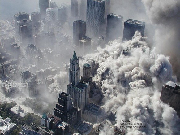 Les cendres et la fumée soulevées par la chute des tours envahissent les rues de Manhattan