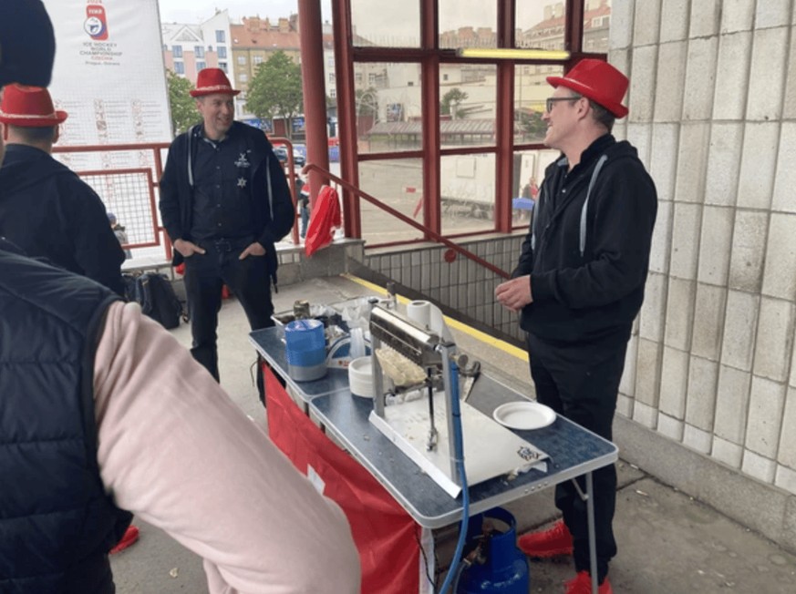 Des discussions animées au stand à raclette
